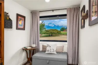 Office nook/reading area w/ gorgeous Rainier views!