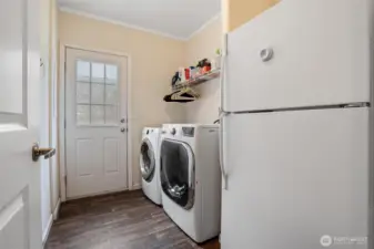 Washer dryer and 2nd fridge included