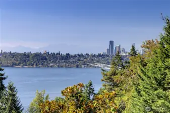 Soak in sweeping, unobstructed views of Lake Washington, the Seattle skyline, and the Olympic Mountains from this stunning vantage point. From sunrise glow to sparkling city lights at night, this panorama captures the very best of Pacific Northwest beauty.
