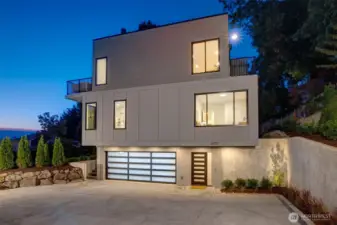 A striking contemporary design by RKK Construction, this brand-new First Hill masterpiece showcases clean modern lines, dramatic geometry, and glowing evening ambiance that sets the tone for luxury living on Mercer Island’s coveted North End.
