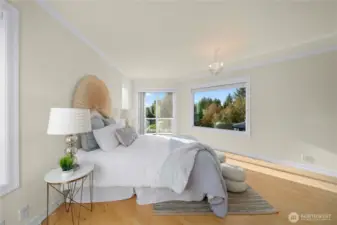 Big windows & private balcony