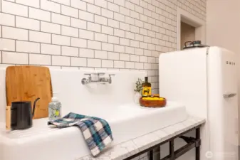 Darling sink and Smeg refrigerator convey.