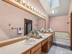 Jetted tub in primary bath