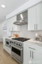 Imagine the meals you can cook up here!  Viking gas range