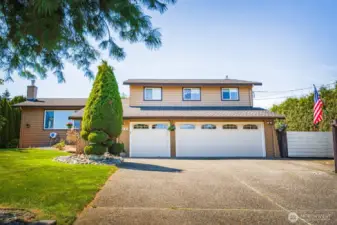 Front of home, 3 car garage w/ shop!