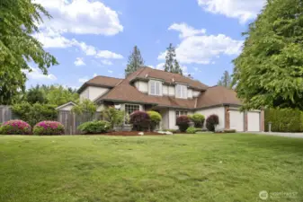Beautiful craftsman home in sought after Willowbrook Lane.