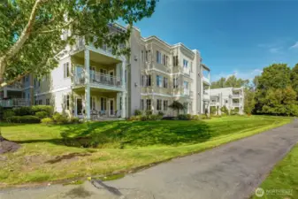 Stroll out your door to the river trail. Walk to downtown Bothell in minutes for dinner or shopping. No need to get in you car!