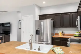 Kitchen w Stainless Steel Appliances