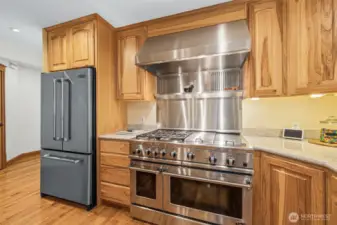 Large double oven w/gas cooktop.