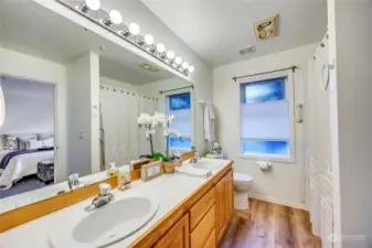 Double sink vanity in primary bath