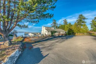 Bartwood Lodge with ample parking