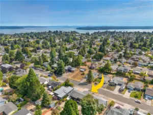 Set in West Tacoma, this home is 6 minutes from Point Defiance Park, 5 minutes from Proctor, and close to groceries, restaurants, neighborhood parks, and schools.