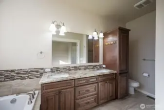 Large Primary EnSuite with a Jetted Tub!