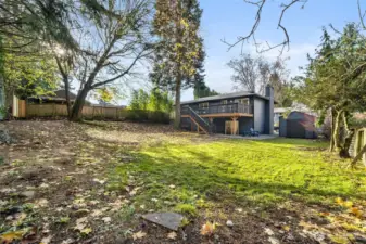 Large backyard lot, perfect for gardening, entertaining, playing, pets...