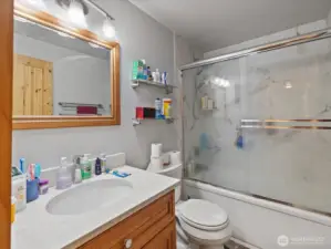 upper level full bath