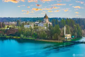 Minutes to the Capitol Building & Downtown Olympia.