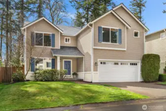 Beautiful Wesley Park home located on a peaceful cul-de-sac in Beaver Lake neighborhood.