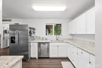 Spacious kitchen w/ tons of cabinets!
