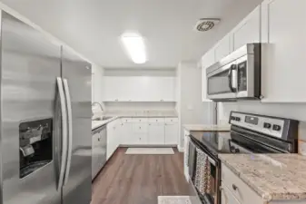Spacious kitchen w/ tons of cabinets!