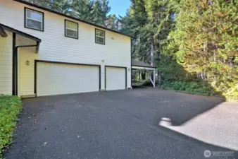 Check out that gigantic 3-bay shop! and notice the beautiful paved driveway.
