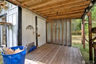 Cool little wood shop with a deck. Owner used to roll out his workbenches (see inside) to do messy things like cutting wood and varnishing stuff.