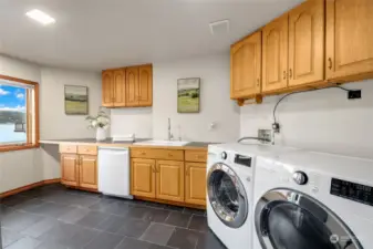 Full kitchen with washer/dryer on lower level