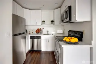 New cabinety, quartz counter tops!