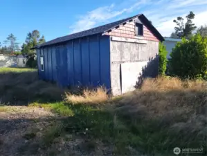 Detached garage